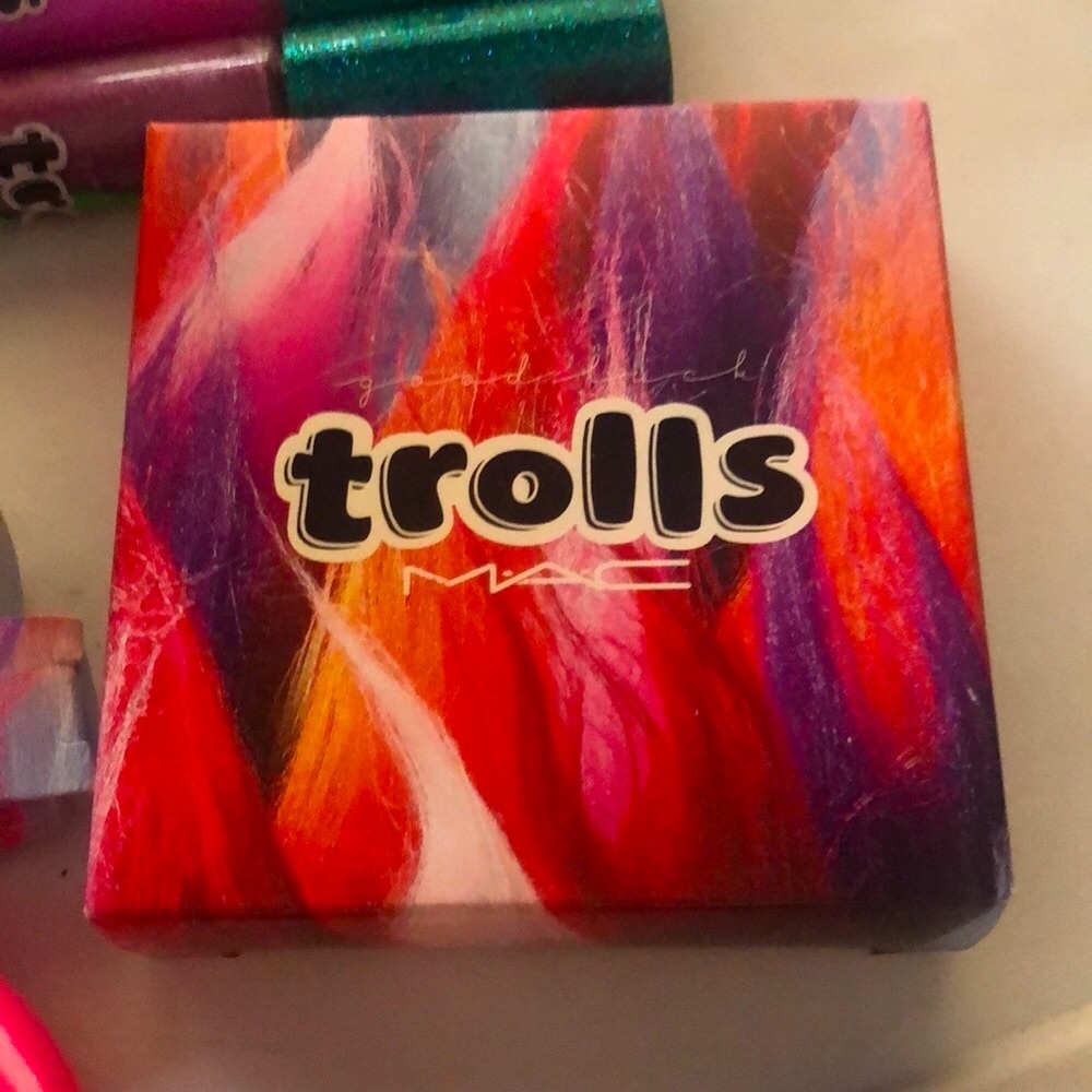 ❣️SOLD❣️MAC Cosmetics X Good Luck Trolls LE Beauty Powder - Glow Rida